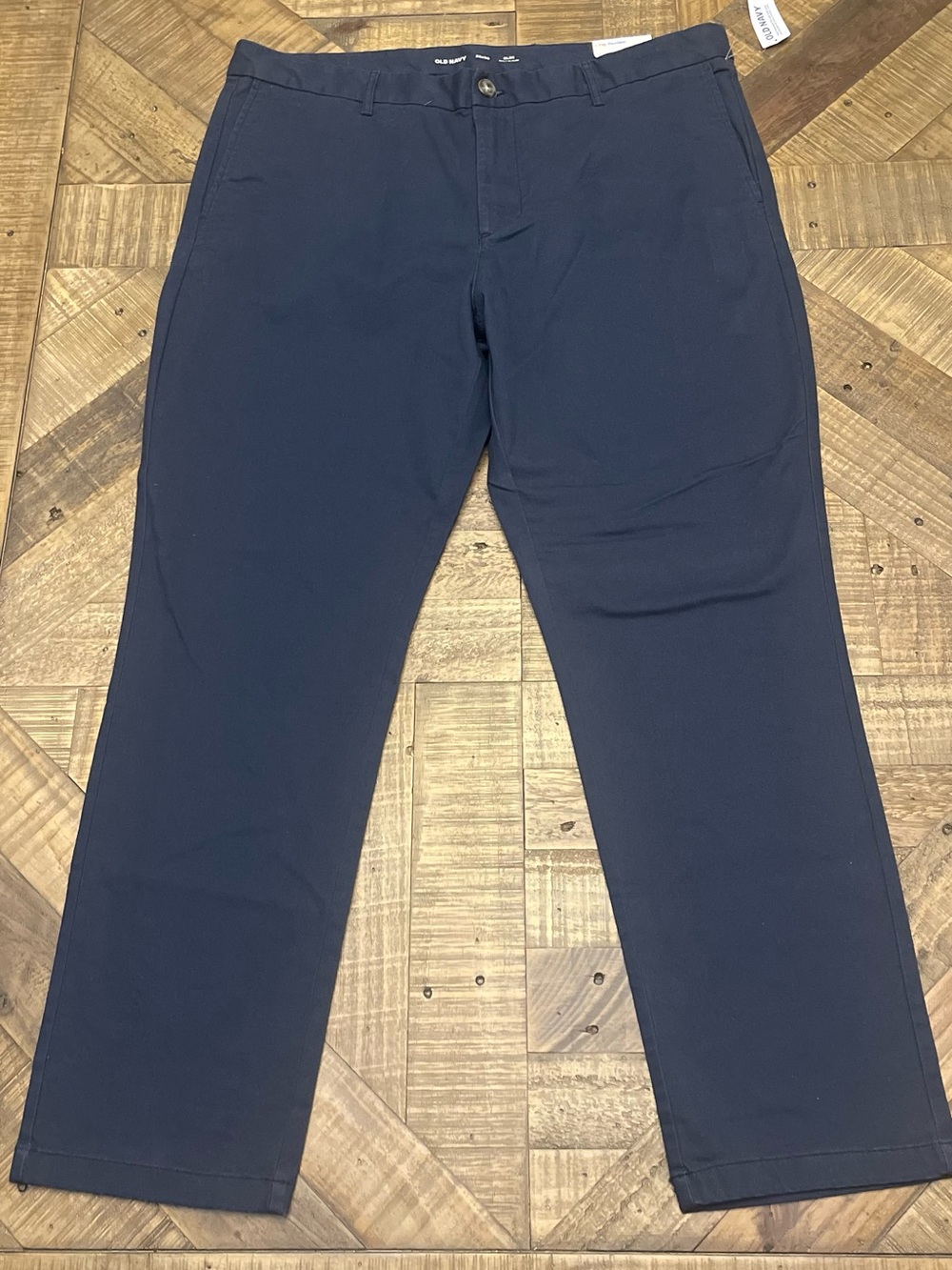 Old Navy men's navy blue chino pants feature a slim fit